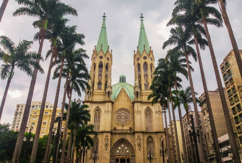 Como a Catedral da Sé se tornou um símbolo cultural e religioso para a população paulistana?